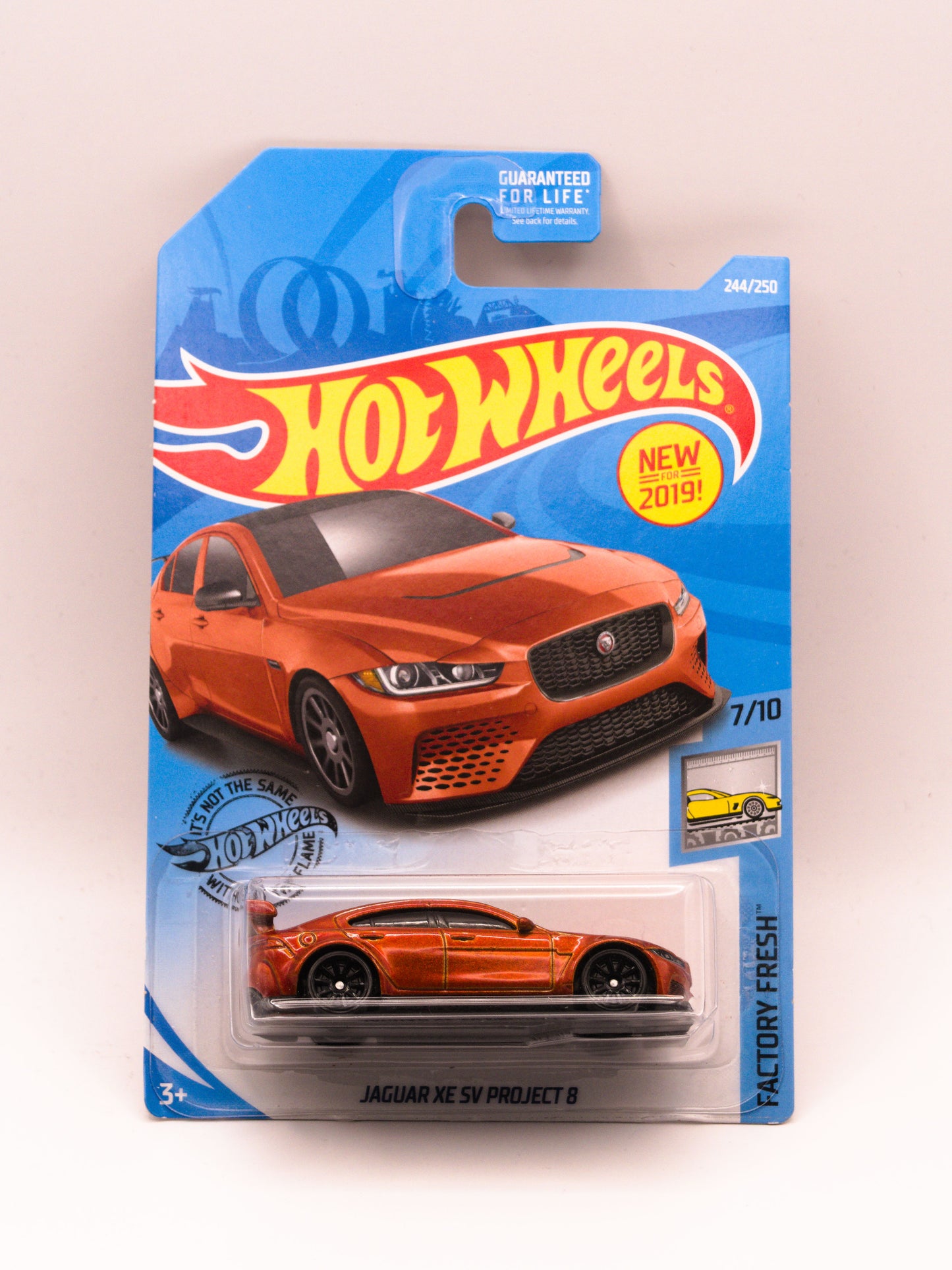 Jaguar XE SV Project 8 Pomarańczowy