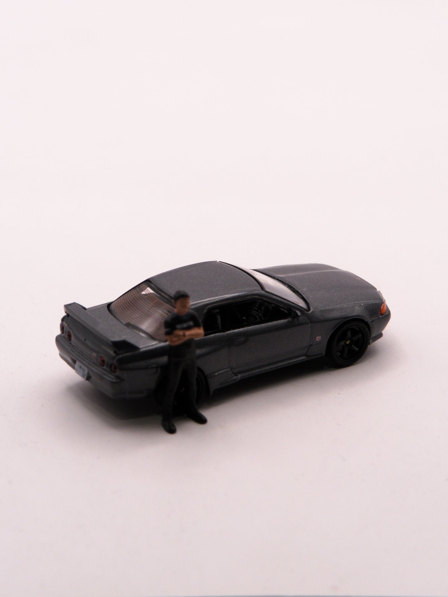 Mini GT #869 Nissan GT-R R32 Szary z Figurką Matsudy