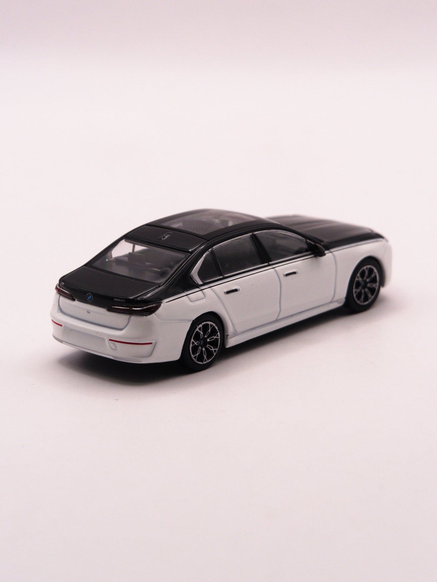 Mini GT #959 BMW i7 xDrive60 Biały