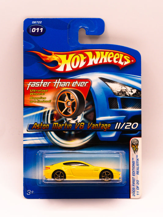 Aston Martin V8 Vantage Żółty Realistix 2 Wariant Karty