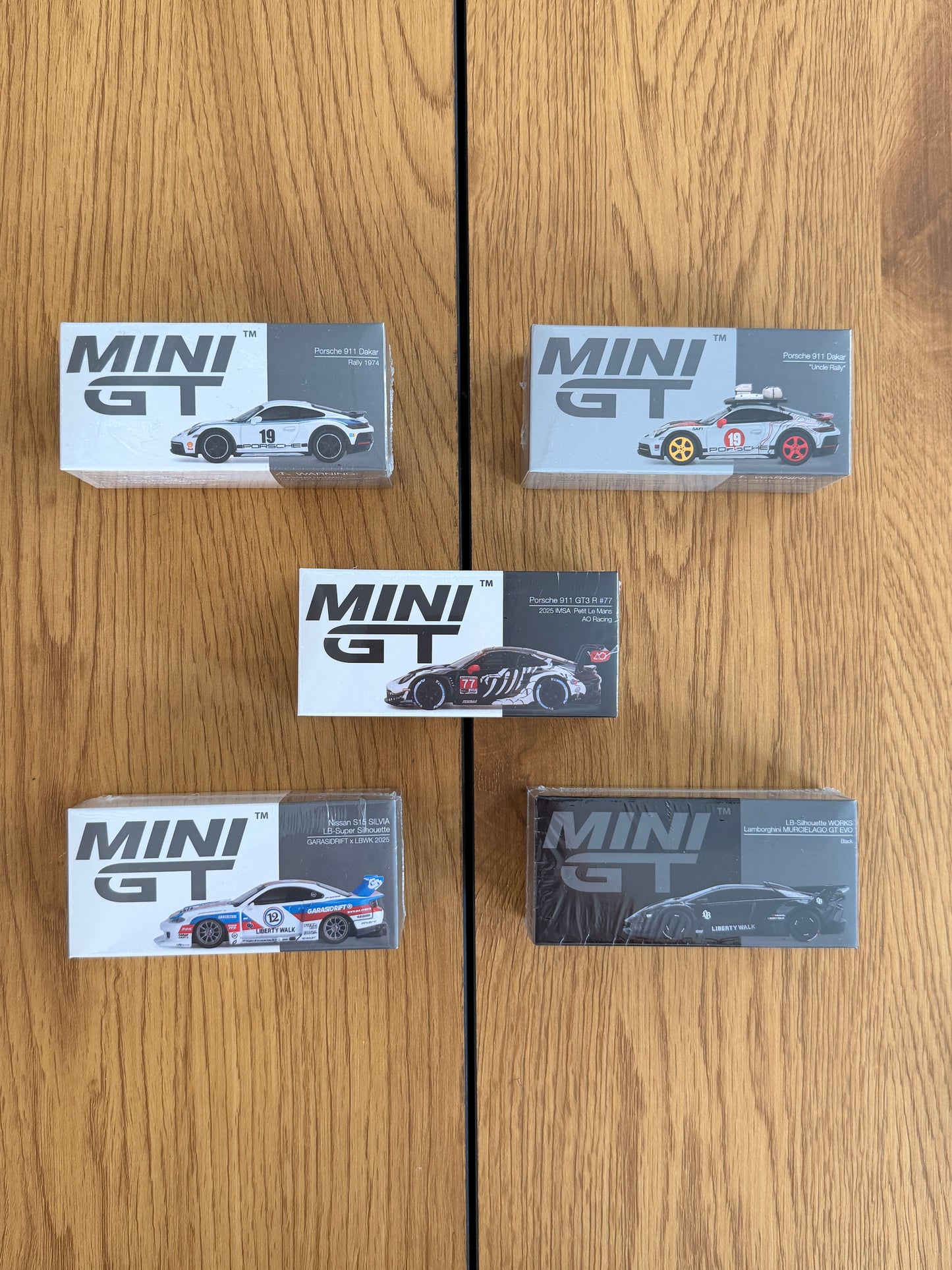 STARTER PACK 8/10 - Mini GT Skeleton + 4 Mini GT