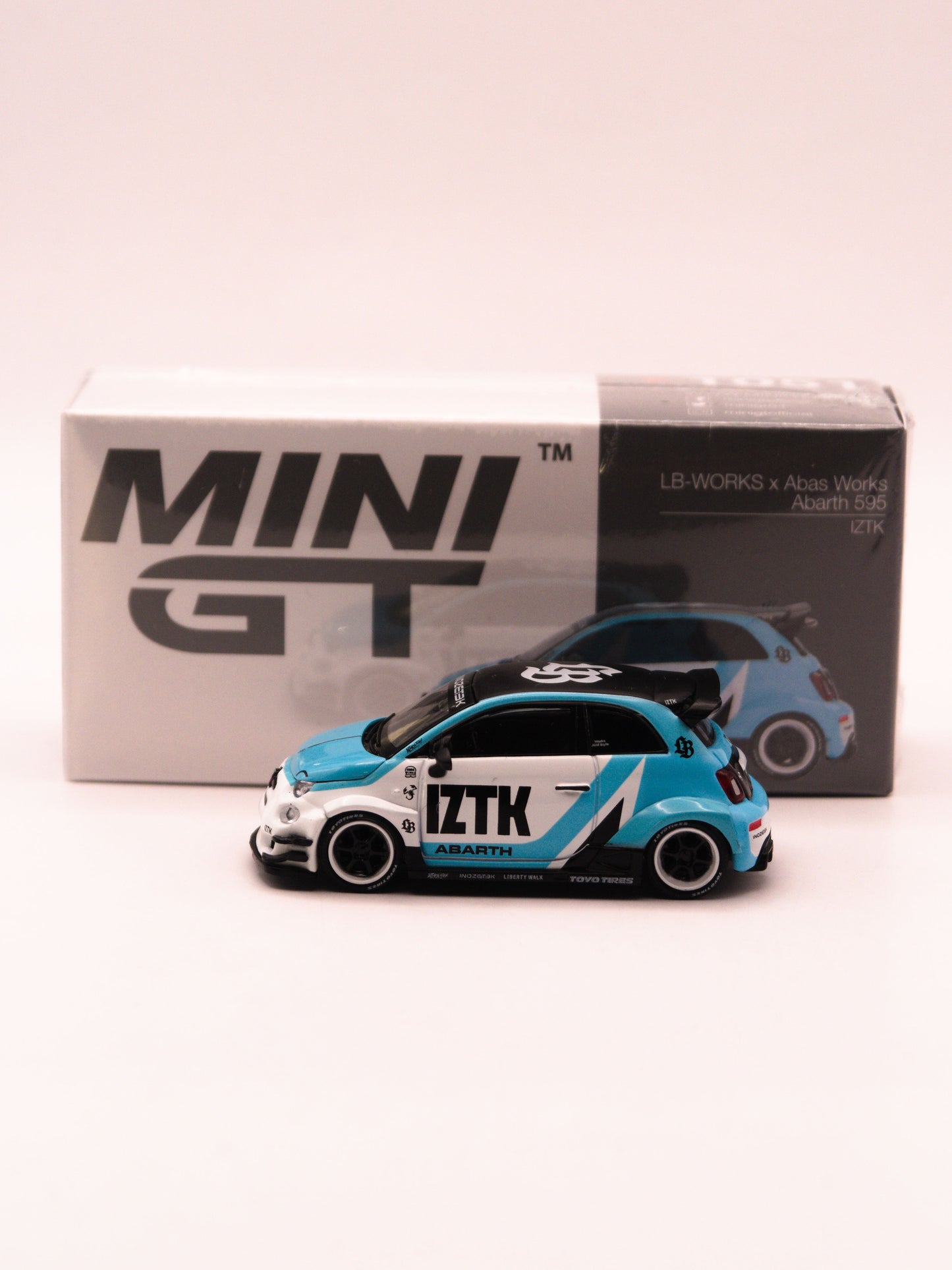 Mini GT #1051 LB-WORKS x Abas Works Fiat Abarth 595 IZTK Biało Niebieski *Pudełko