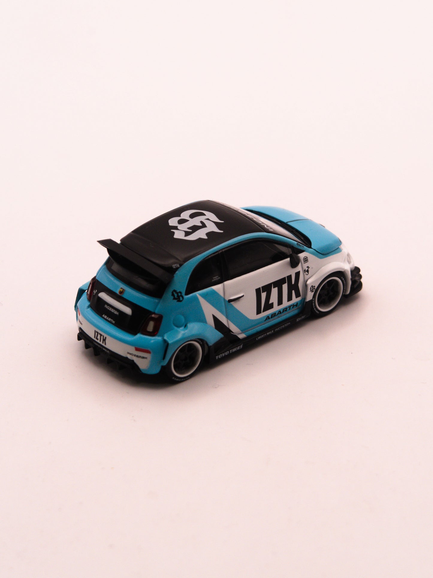 Mini GT #1051 LB-WORKS x Abas Works Fiat Abarth 595 IZTK Biało Niebieski *Pudełko