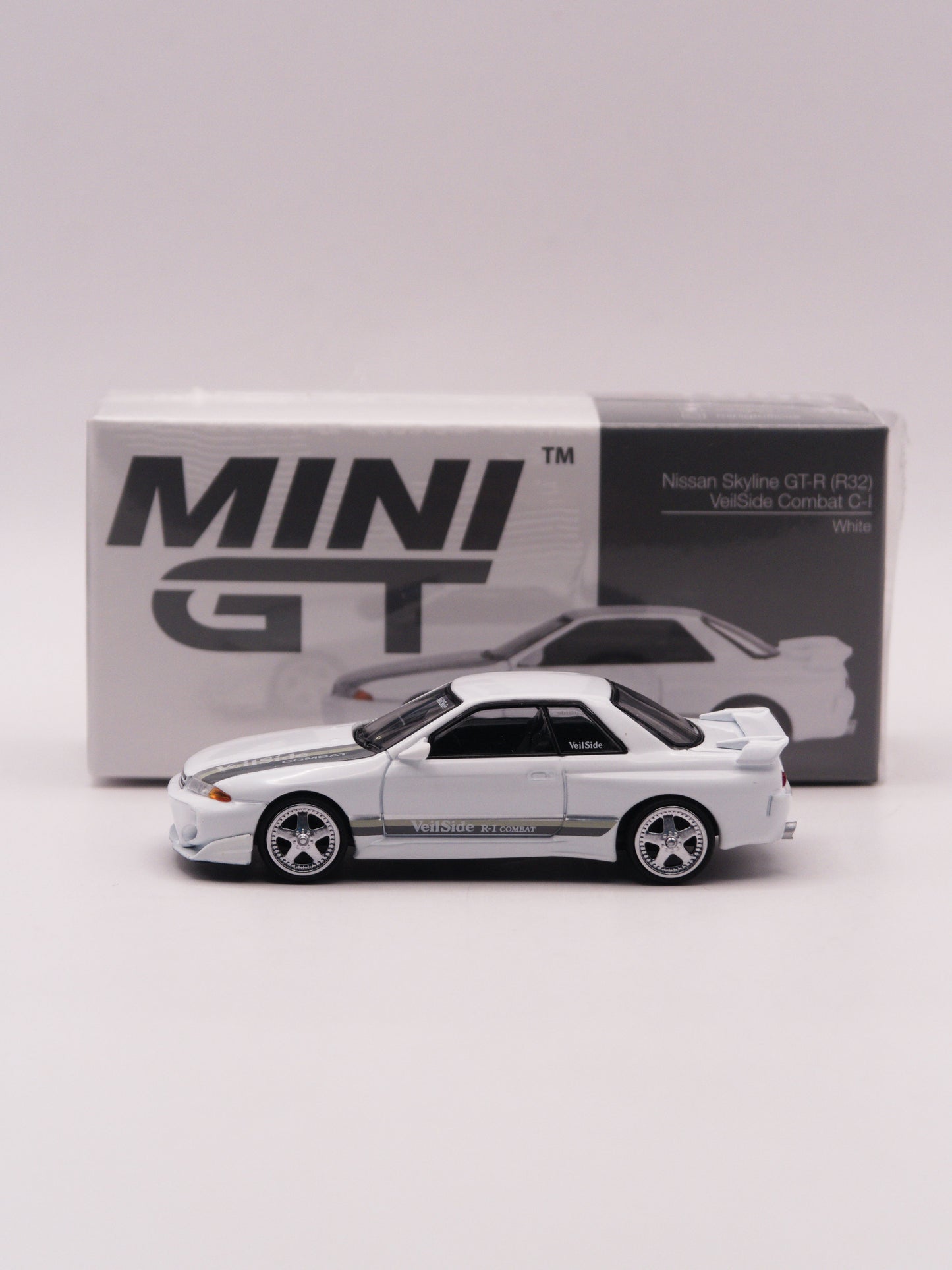 Mini GT #1066 Nissan Skyline R32 Veilside Combat Biały