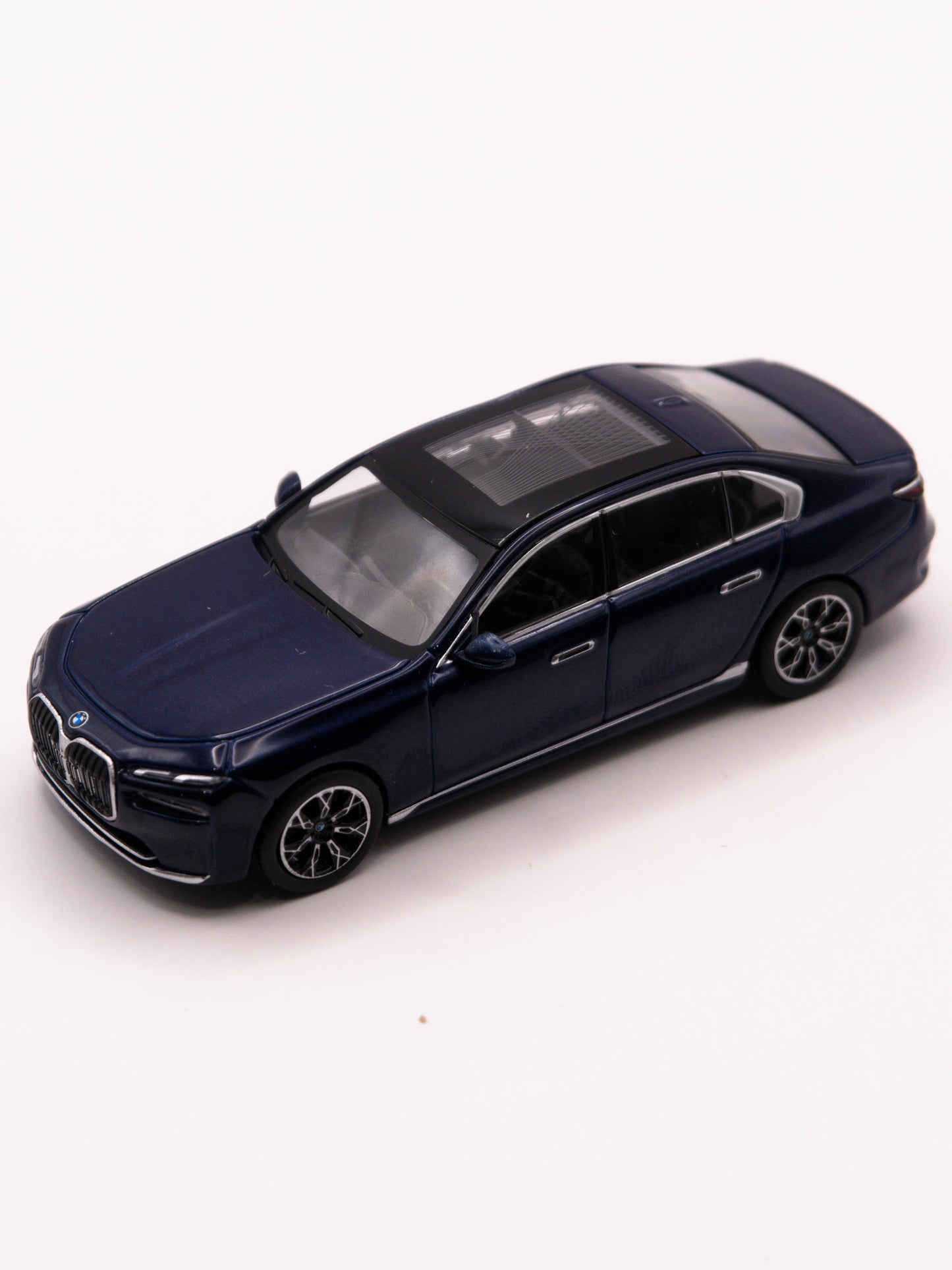 Mini GT #1111 BMW i7 xDrive60 Niebieski *Blister