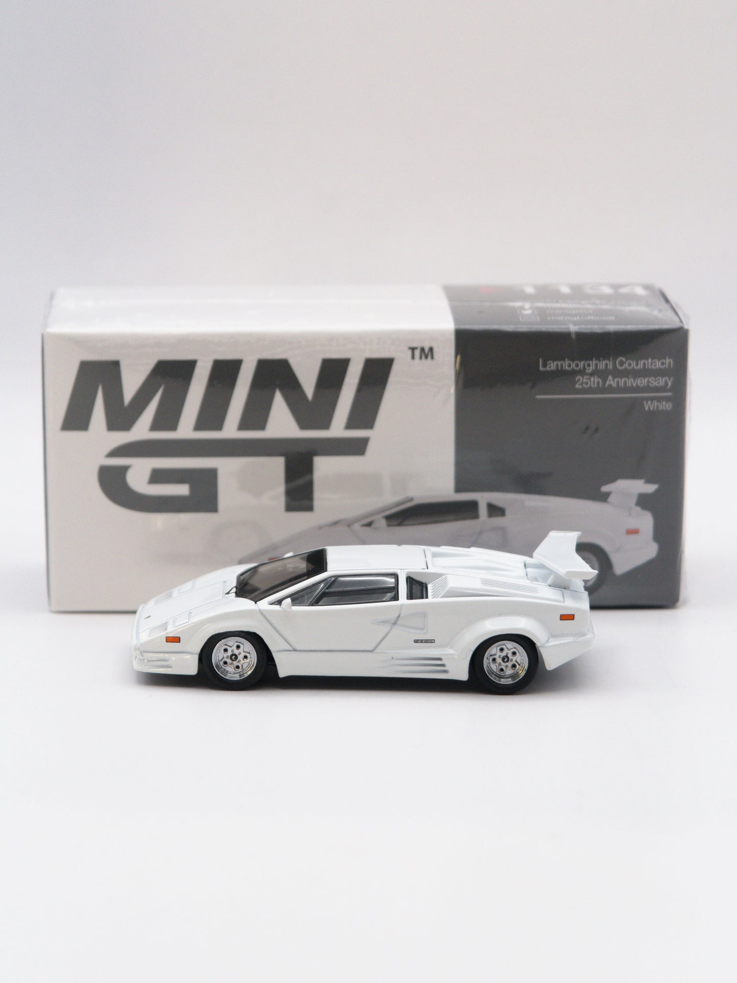 Mini GT #1134 Lamborghini Countach 25TH Anniversary Biały