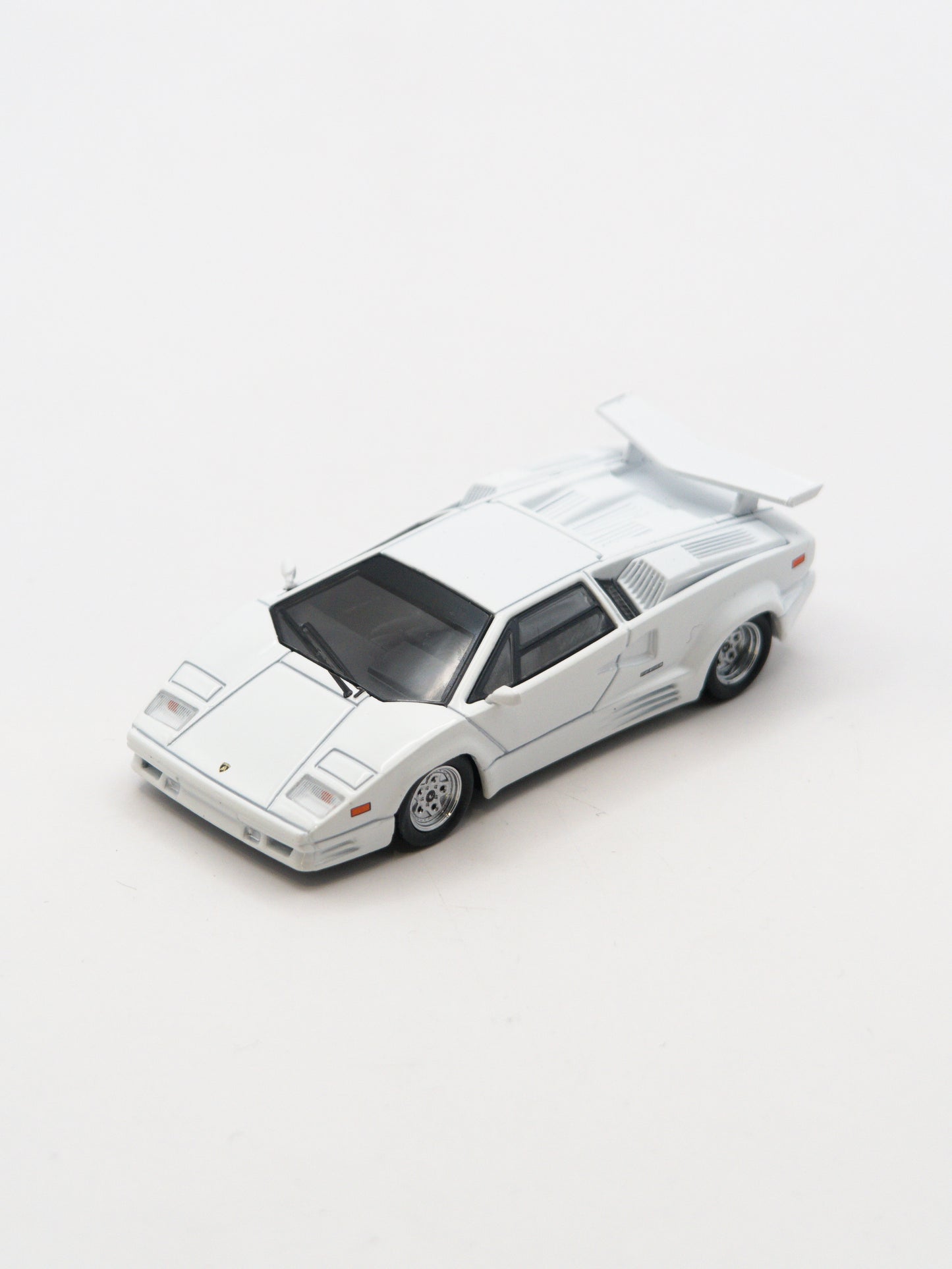 Mini GT #1134 Lamborghini Countach 25TH Anniversary Biały