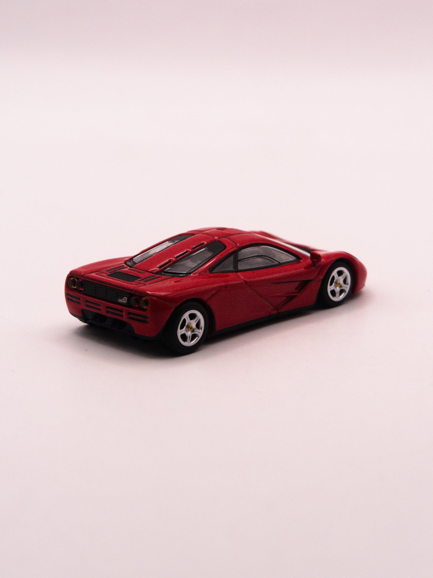 Mini GT #654 McLaren F1 Czerwony