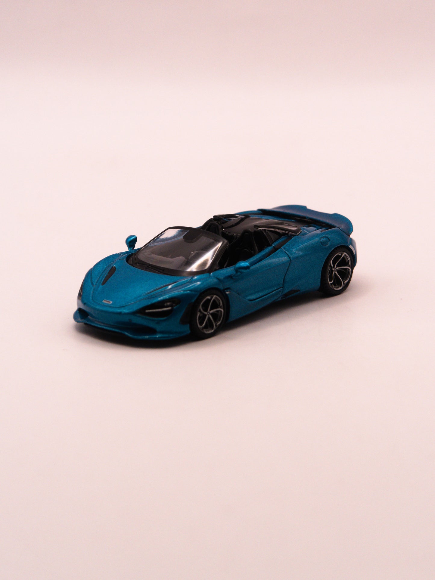 Mini GT #812 McLaren 750S Spider Niebieski