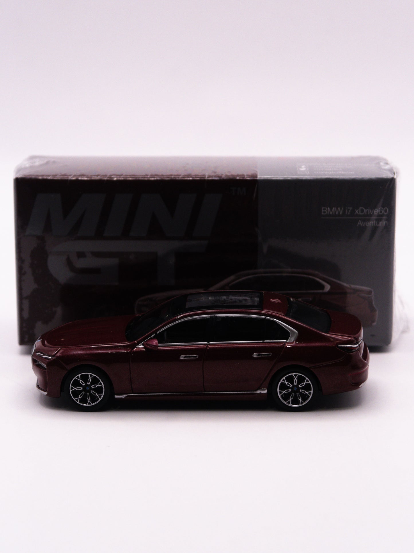 Mini GT #952 BMW i7 xDrive60 Czerwony