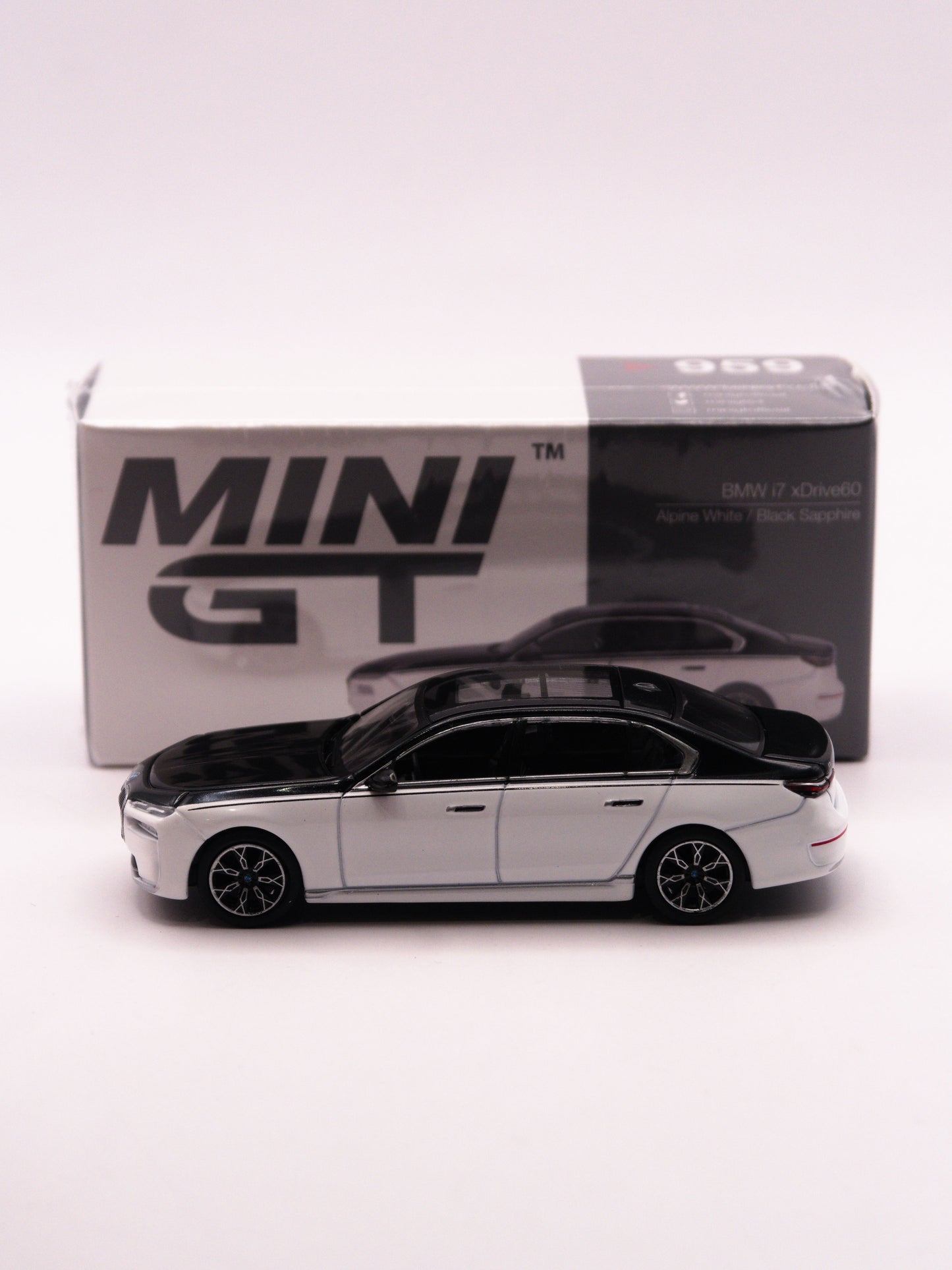 Mini GT #959 BMW i7 xDrive60 Biały