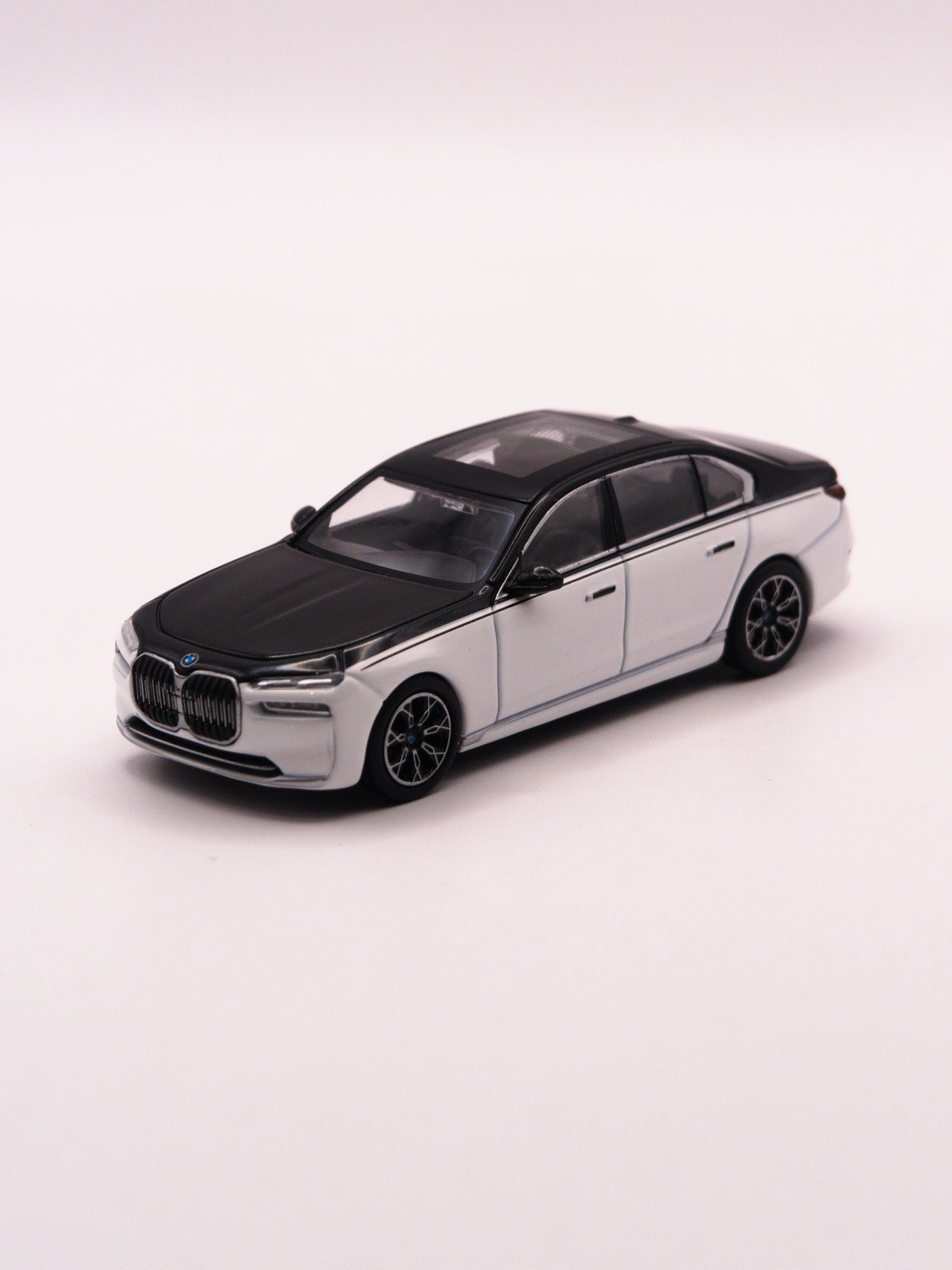 Mini GT #959 BMW i7 xDrive60 Biały