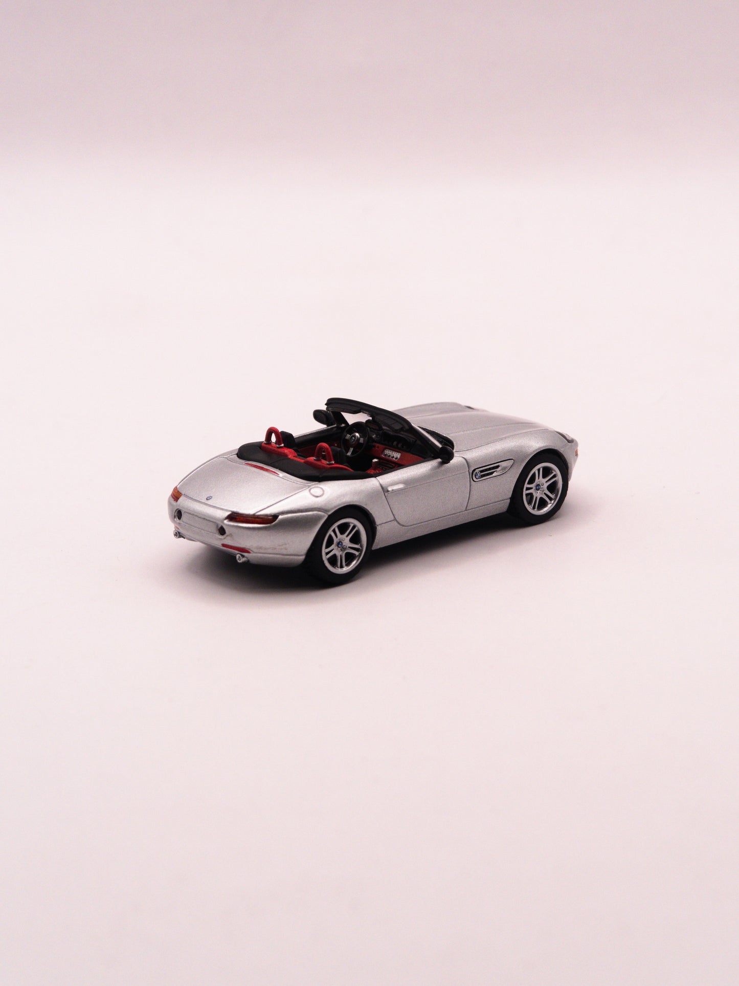 Mini GT #998 BMW Z8 Srebrny *Blister
